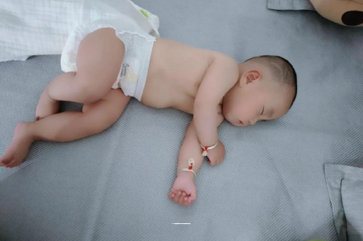 九江三个月宝宝抬头不稳